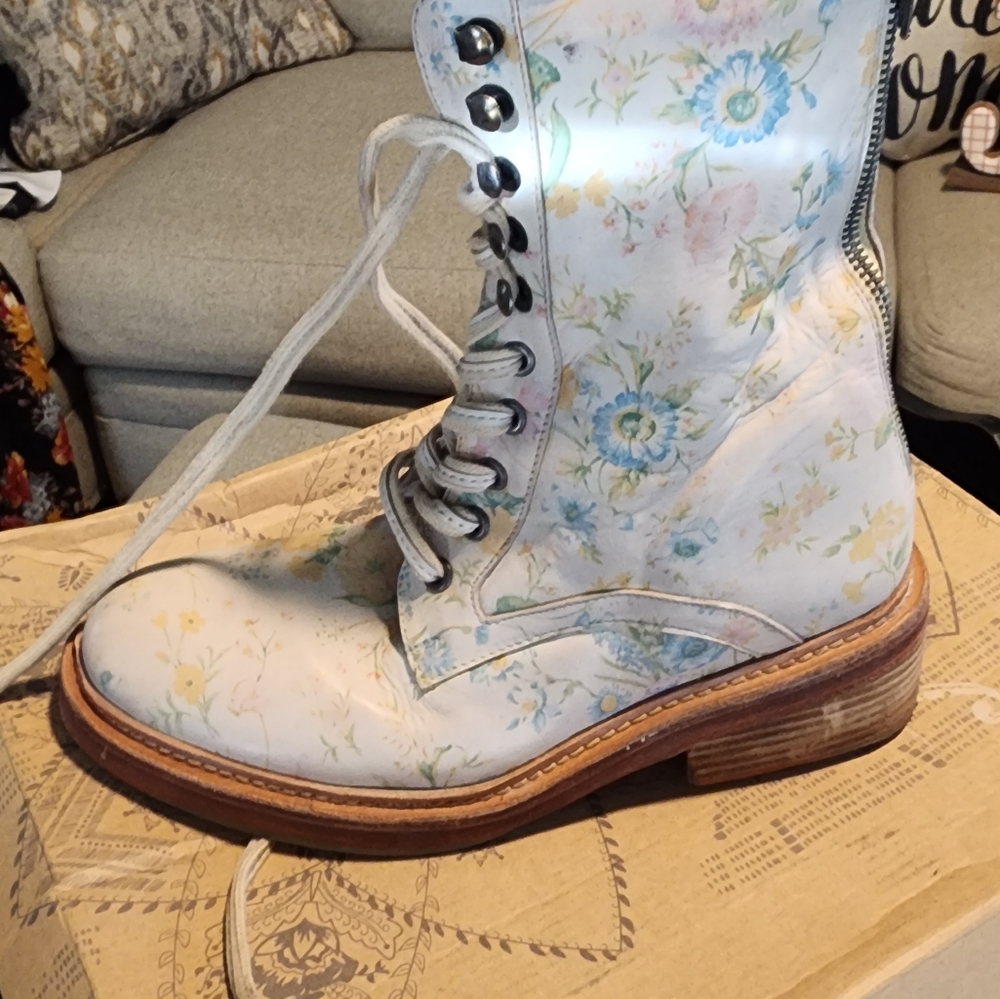 Boots - Picture 4 of 4